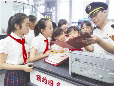 雷锋站长独家心水,雷锋站长独家心水，铁路精神的传承与实践