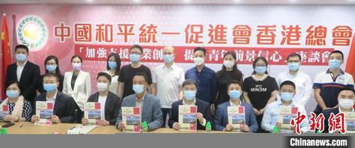 2025香港正版资料免费看,探索香港资讯，免费获取2025正版资料的机遇与挑战